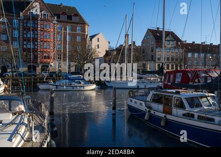 Gefrorener Kanal in Christianshavn, Kopenhagen, an einem sonnigen Wintertag. Stockfoto