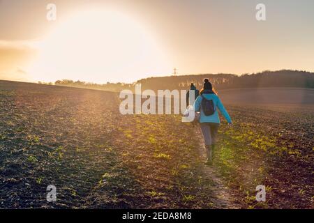 Zwei Wanderer zu Fuß in Little Offley, Hertfordshire, Großbritannien Stockfoto