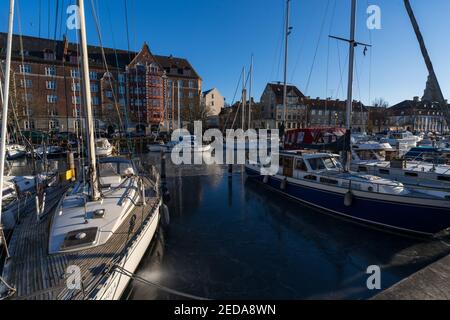 Gefrorener Kanal in Christianshavn, Kopenhagen, an einem sonnigen Wintertag. Stockfoto