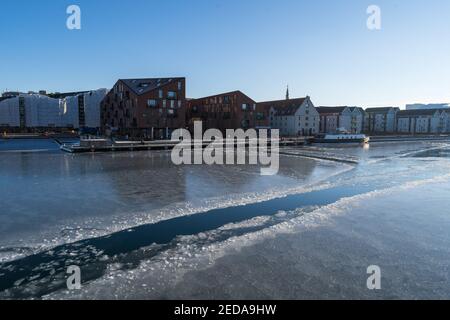 Gefrorener Kanal in Christianshavn, Kopenhagen, an einem sonnigen Wintertag. Stockfoto