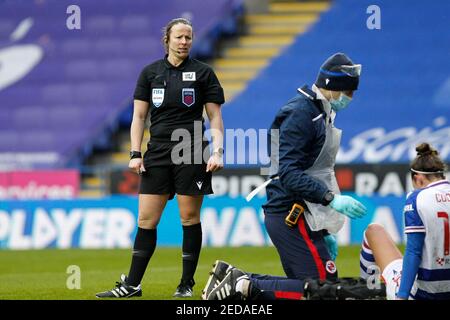 Reading, Vereinigtes Königreich. Februar 2021, 14th. EDGWARE, ENGLAND - FEBRUAR 14: Schiedsrichter, Stacey Pearson während der Barclays FA Women's Super League zwischen Reading und Everton im Madejski Stadium, Reading UK am 14th Februar 2021 Credit: Action Foto Sport/Alamy Live News Stockfoto