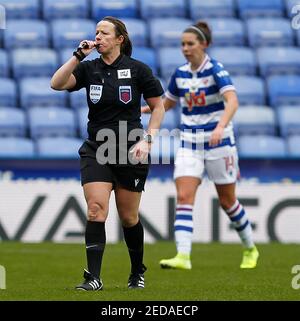 Reading, Vereinigtes Königreich. Februar 2021, 14th. EDGWARE, ENGLAND - FEBRUAR 14: Schiedsrichter, Stacey Pearson während der Barclays FA Women's Super League zwischen Reading und Everton im Madejski Stadium, Reading UK am 14th Februar 2021 Credit: Action Foto Sport/Alamy Live News Stockfoto