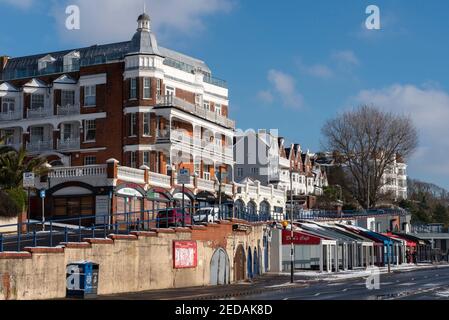 Palmeira Mansions, Shorefield Road Klettern über Western Esplanade in Westcliff on Sea, Essex, Großbritannien. Leas Naturschutzgebiet, rote Backsteinarchitektur. Stockfoto