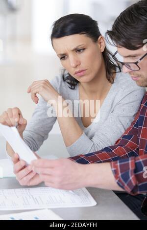 Junges Paar erhalten Abschottung Kündigungsschreiben Stockfoto