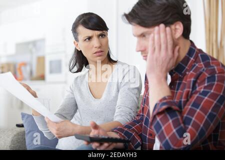 Mann und Frau kümmern sich um finanzielle Rechnungen Stockfoto