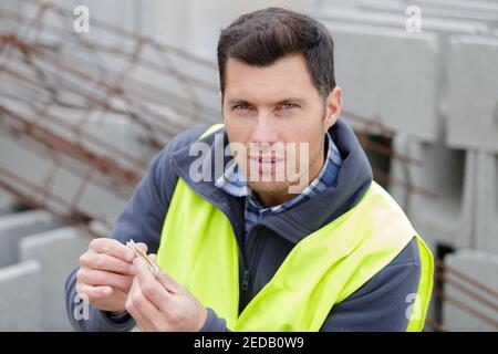 Hansome Erbauer in einer Baustelle Stockfoto