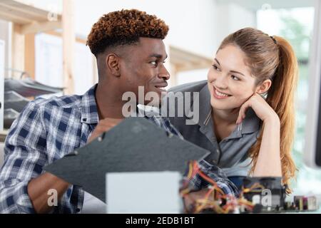 Gruppe von jungen Studenten, die technische Berufspraxis machen Stockfoto