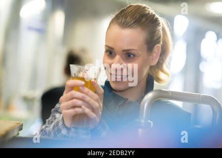 Junge Frau Mädchen halten und Verkostung blass helles Bier Stockfoto