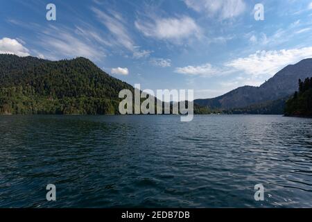 Grüner Bergsee zwischen den Felsen Stockfoto