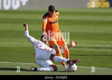 Madrid, Spanien. Februar 2021, 14th. Real Madrids Casemiro (unten) spielt mit dem Valencia Manu Vallejo während eines spanischen Fußballligaspiels zwischen Real Madrid und Valencia CF in Madrid, Spanien, am 14. Februar 2021. Quelle: Edward F. Peters/Xinhua/Alamy Live News Stockfoto