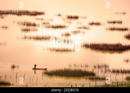 Ein Fischer am See Cuitzeo in der Morgendämmerung, Michoacan, Mexiko. Stockfoto