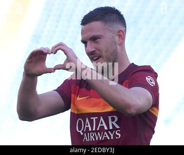 Rom. Februar 2021, 15th. Roma's Jordan Veretout feiert sein Tor während eines Serie-A-Fußballspiels zwischen Roma und Udinese in Rom, Italien, 14. Februar 2021. Quelle: Xinhua/Alamy Live News Stockfoto