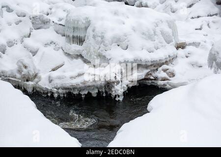 Eisformationen bildeten sich auf einem kalten Wisconsin Fluss im Januar, horizontal Stockfoto