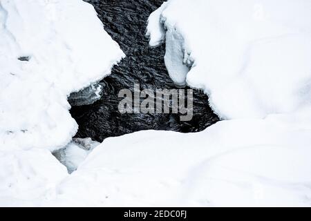 Eisformationen bildeten sich auf einem kalten Wisconsin Fluss im Januar, horizontal Stockfoto