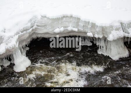 Eisformationen bildeten sich auf einem kalten Wisconsin Fluss im Januar, horizontal Stockfoto