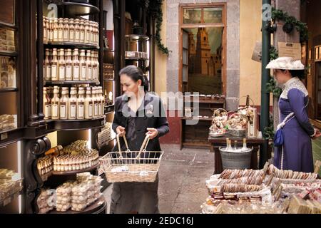 Eine hispanische Frau kauft im Candy Museum, oder Museo de Dulces, in Morelia, Michoacan, Mexiko. Stockfoto