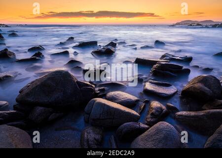 Sonnenuntergang über Playa Piedra Tlakoyunque am Pazifik, Guerrero, Mexiko. Stockfoto