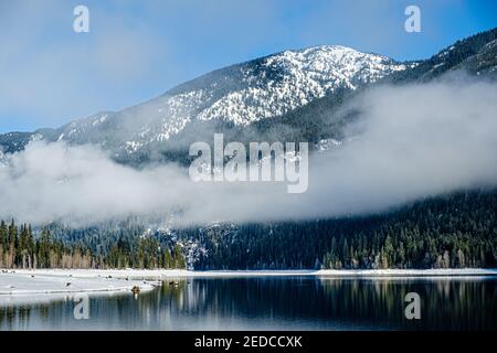 CLE Elum, WA, USA - Januar 23 2021: Berg reflektiert am Kachess See Stockfoto