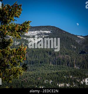 CLE Elum, WA, USA - Januar 23 2021: Berg und Mond am Kachess See Stockfoto