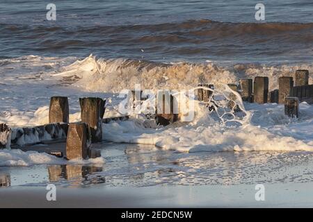 Wintersonnenlicht auf brechenden Wellen an der North Norfolk Coast, Großbritannien Stockfoto