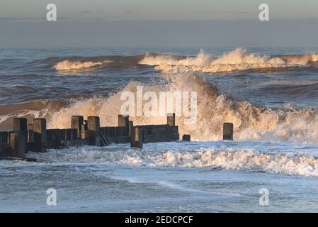 Sonnendurchflutete Wellen an der Nordnorfolk-Küste im Winter, Großbritannien Stockfoto