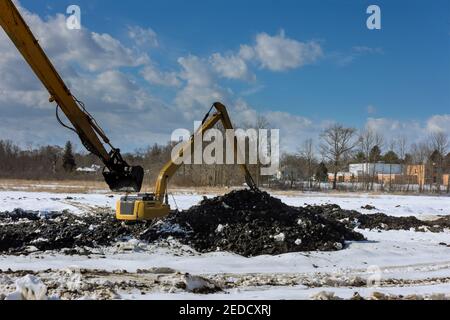 Reinigung der Boden des Sees mit einem Bagger Bagger Bagger Im Winterschnee Stockfoto
