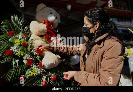 Los Angeles, USA. Februar 2021, 15th. Eine Verkäuferin arrangiert die Ausstellung in ihrem Geschäft auf dem Los Angeles Flower Market in der Innenstadt von Los Angeles, Kalifornien, USA, 14. Februar 2021. Quelle: Xinhua/Alamy Live News Stockfoto