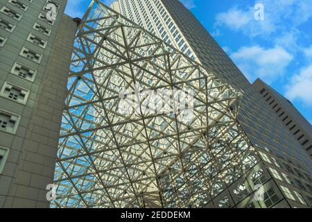 Eine aufwendige Metallgitterarbeit bedeckt den Platz im Freien des Southeast Financial Center in Miami, Florida. Stockfoto