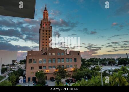 Der Freedom Tower von der Metromover Station in Downtown Miami, Florida aus gesehen. Stockfoto