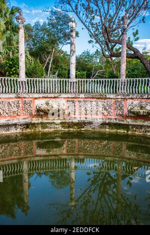 Der halbrunde Pool spiegelt die formalen Gärten in der Villa, Vizcaya in Miami, Florida. Stockfoto