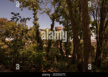 Quinta da Regaleira befindet sich in der magischen Stadt Sintra, weniger als 1 Stunden von der portugiesischen Hauptstadt Lissabon entfernt. Stockfoto