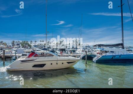 Die Skyline von Miami vom Rusty Pelican Restaurant auf dem Rickenbacker Causeway in Miami, Florida aus gesehen. Stockfoto