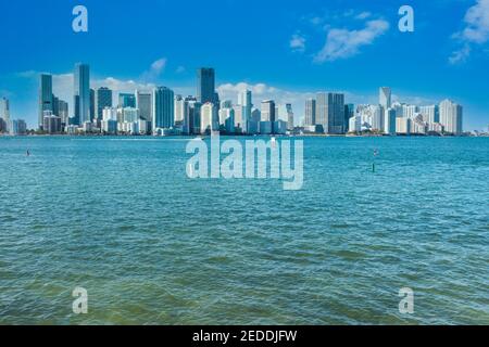 Die Skyline von Miami vom Rusty Pelican Restaurant auf dem Rickenbacker Causeway in Miami, Florida aus gesehen. Stockfoto