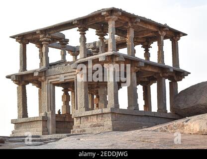 Schöne Aussicht auf die Ruinen von Hampi. Hampi, ist ein UNESCO-Weltkulturerbe in Ost-Zentral-Karnataka, Indien Stockfoto