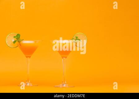 Erfrischende Orangensaft Cocktail Drinks in den Gläsern auf bunt Hintergrund Stockfoto