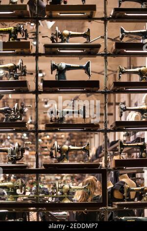 Schaufenster mit Vintage-Nähmaschinen im Laden AllSaints Spitalfields in der Lincoln Road Mall, Miami Beach. Stockfoto