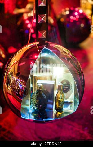 Eine große hängende Ornament zeigt Parfümflaschen in einem Fenster Display in der Lincoln Road Mall, Miami Beach. Stockfoto