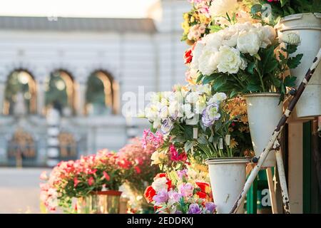 Blumenmarkt im Freien mit Rosen, Pfingstrosen und Lilien. Fresh Flowers Street Shop in der historischen Innenstadt. Mailand Stockfoto