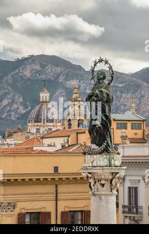 Colonna dell'Immacolata auf der Piazza San Domenico in Palermo, Sizilien Stockfoto