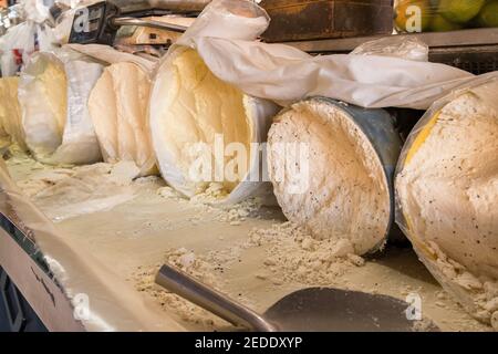 Traditioneller türkischer Ziegenmilchkäse Tulum peyniri. Stockfoto