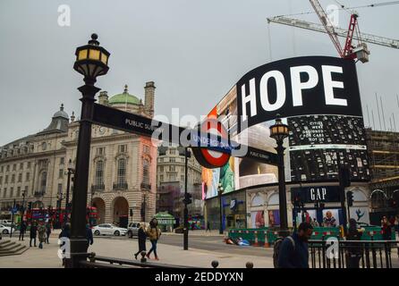 London, Großbritannien. Februar 2021, 14th. Eine "Hoffnung"-Botschaft im Piccadilly Circus, London.Da die meisten Geschäfte in der Hauptstadt geschlossen bleiben, plant die Regierung, in den kommenden Wochen mit der Lockerung der Sperrungsbeschränkungen zu beginnen. Kredit: SOPA Images Limited/Alamy Live Nachrichten Stockfoto