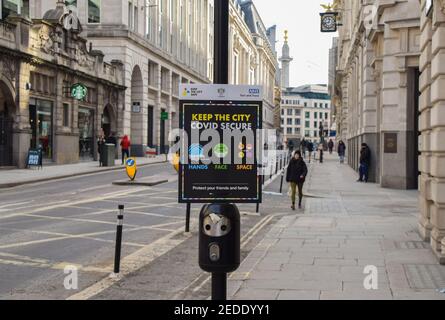 London, Großbritannien. Februar 2021, 13th. "Keep the City Covid Secure" Schild in City of London.Da die meisten Unternehmen in der Hauptstadt geschlossen bleiben, plant die Regierung, in den kommenden Wochen mit der Lockerung der Sperrbeschränkungen zu beginnen. Kredit: SOPA Images Limited/Alamy Live Nachrichten Stockfoto