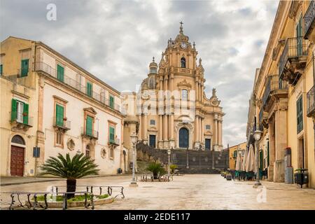 Der Dom von San Giorgio Kirche am leeren Duomo Platz in Ragusa, Sizilien Stockfoto