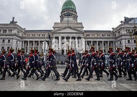 Buenos Aires, Bundeshauptstadt, Argentinien. Februar 2021, 14th. Der Körper des ehemaligen Präsidenten Carlos Menem, der an diesem Sonntag, dem 14. Februar im Alter von 90 Jahren starb, wurde am heutigen Sonntag um 8:00 Uhr im Kongress der argentinischen Nation von der Präsidentin des Senats, Cristina FernÃ¡ndez de Kirchner, empfangen. Vor der Eröffnung der brennenden Kapelle für die Öffentlichkeit.eine Stunde später, nach einem privaten Abschied von der Familie, wurden die Türen des Kongresses geöffnet, um von Bürgern entlassen zu werden, die mehrere Stunden im Regen warteten.EINIGE Minuten zuvor Präsident Alberto FernÃ¡ndez und andere Persönlichkeiten des Peronismus Stockfoto