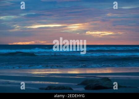 Wunderschöner Sonnenuntergang über dem Pazifischen Ozean, aufgenommen vom Santa Teresa Beach, Costa Rica. Stockfoto