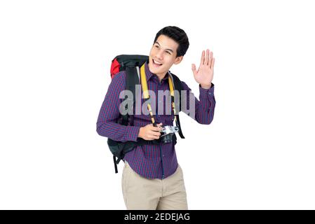 Porträt eines jungen schönen asiatischen Touristen Mann lächelnd und Winkende Hand beim Tragen des Rucksacks und beim Halten der Kamera Weißer Hintergrund Stockfoto