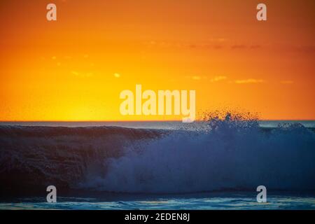 Strahlender Sonnenuntergang über dem Pazifischen Ozean, aufgenommen vom Santa Teresa Beach, Costa Rica Stockfoto