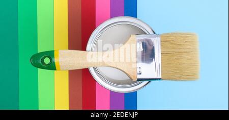 Lackdosen auf Farbpaletten-Mustern öffnen. Das Konzept der Reparatur, Konstruktion. Stockfoto