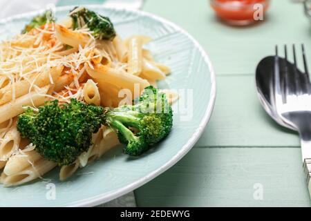 Leckere Pasta mit Brokkoli und Käse auf Holzhintergrund, Nahaufnahme Stockfoto