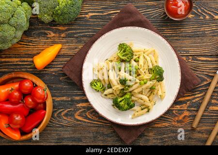 Leckere Pasta mit Gemüse auf Holz Hintergrund Stockfoto